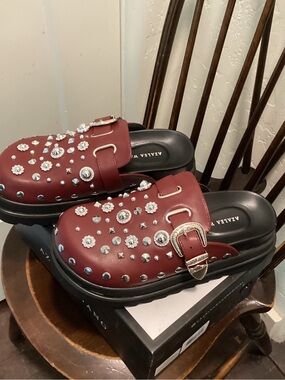 Azalea Wang Studded Clog Slides Burgundy Embellished NIB Size 7